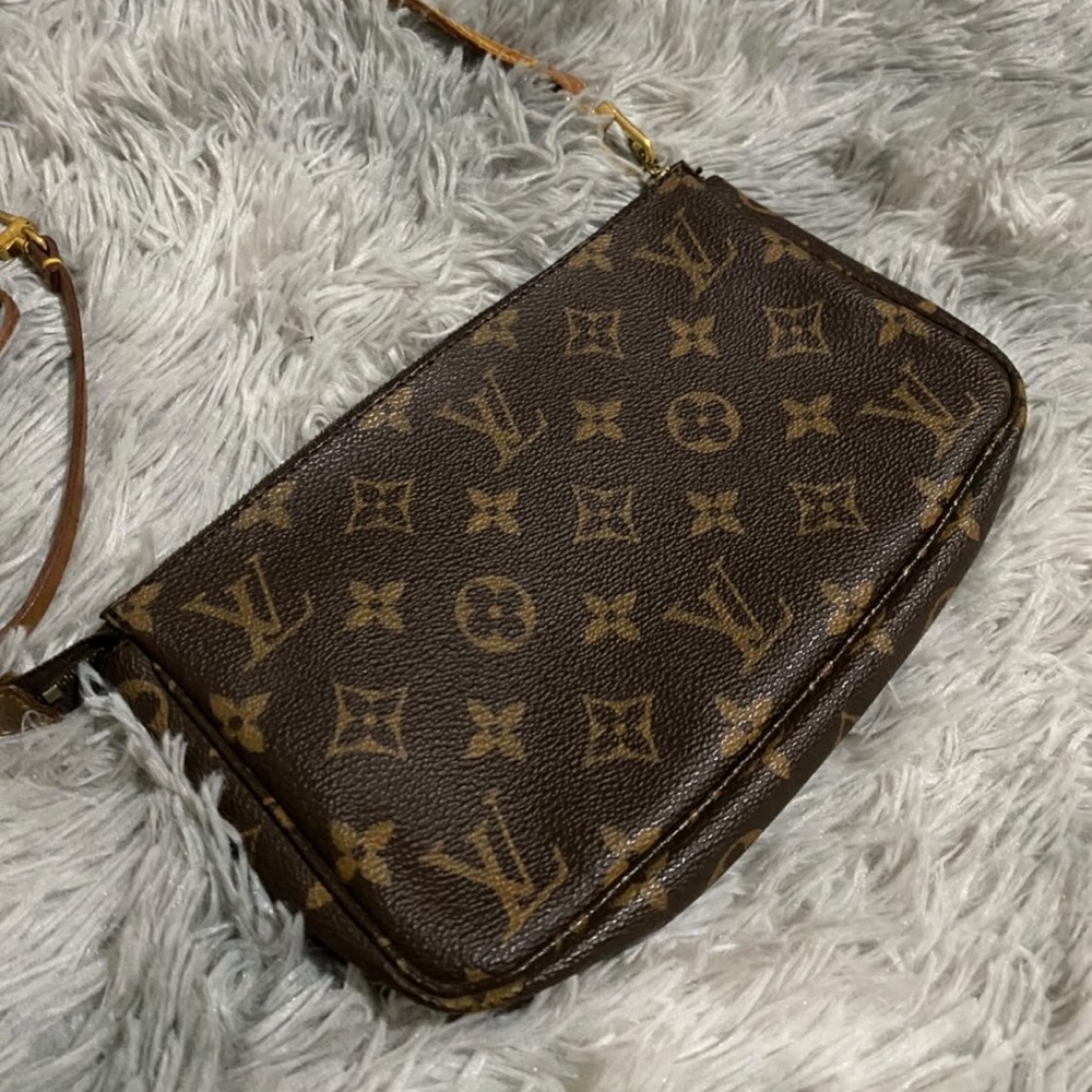 PreLoved Authentic LV Pochette